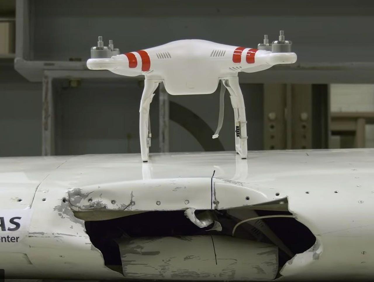 Что происходит, когда дрон врезается в летящий самолет? (Видео)