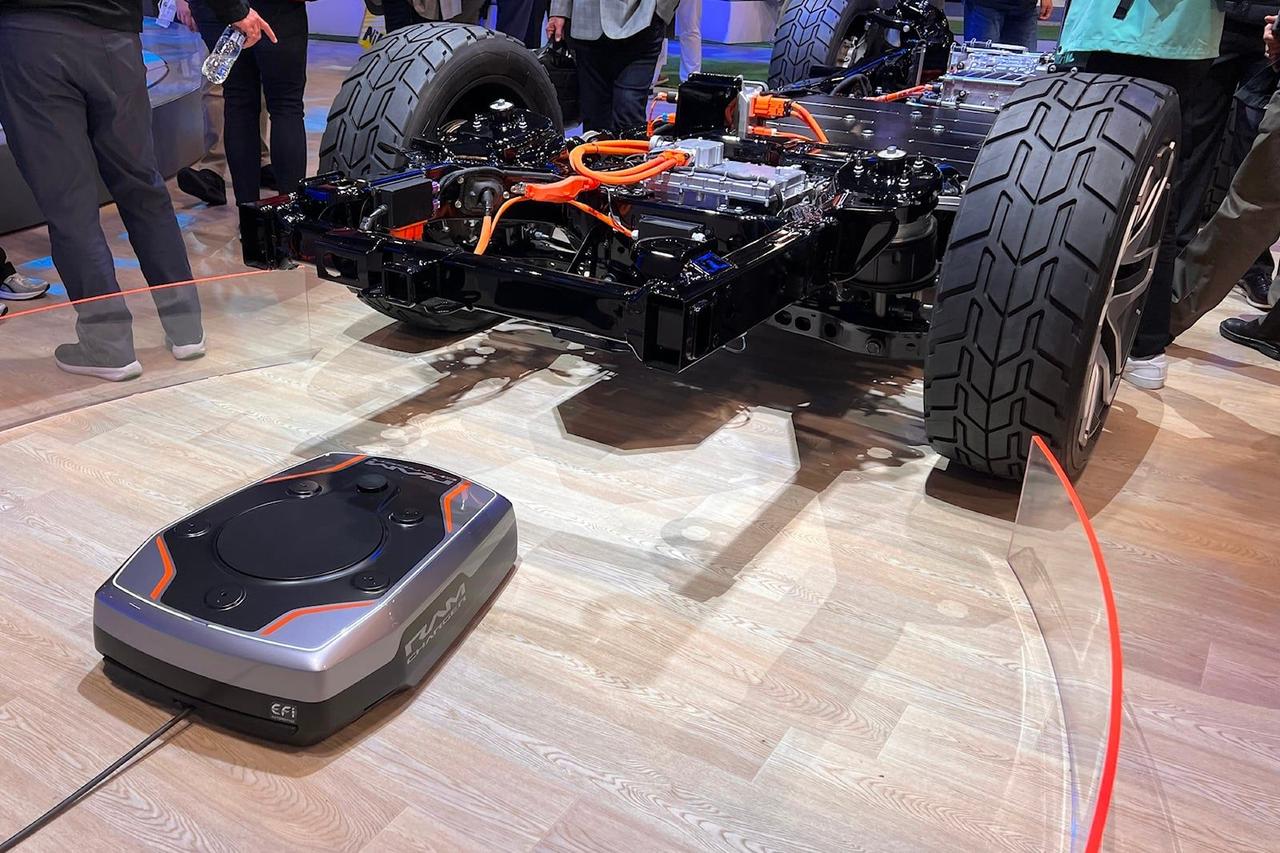 Ram Trucks создала индуктивного робота Ram Charger для автономной зарядки электромобилей