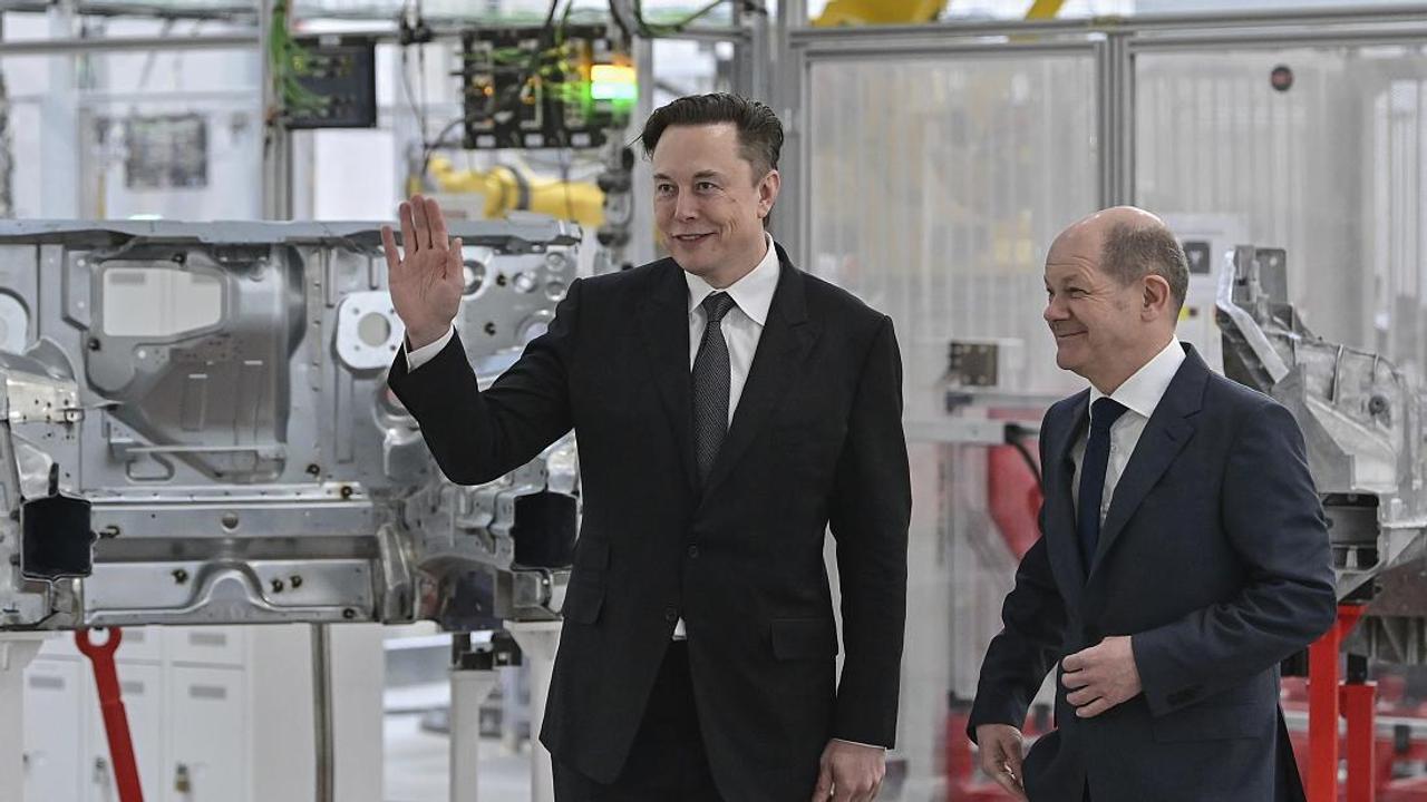 Илон Маск открыл новую берлинскую «Гигафабрику» Tesla, стремясь занять первое место на европейском рынке электромобилей