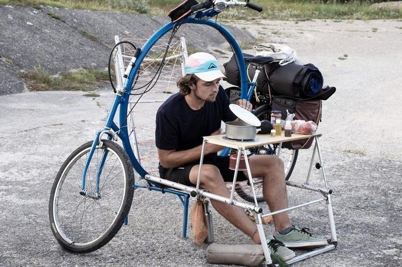 Студент создал туристический велосипед «мини-кемпер» Cercle - со встроенной палаткой, складным креслом, столом и.т.д