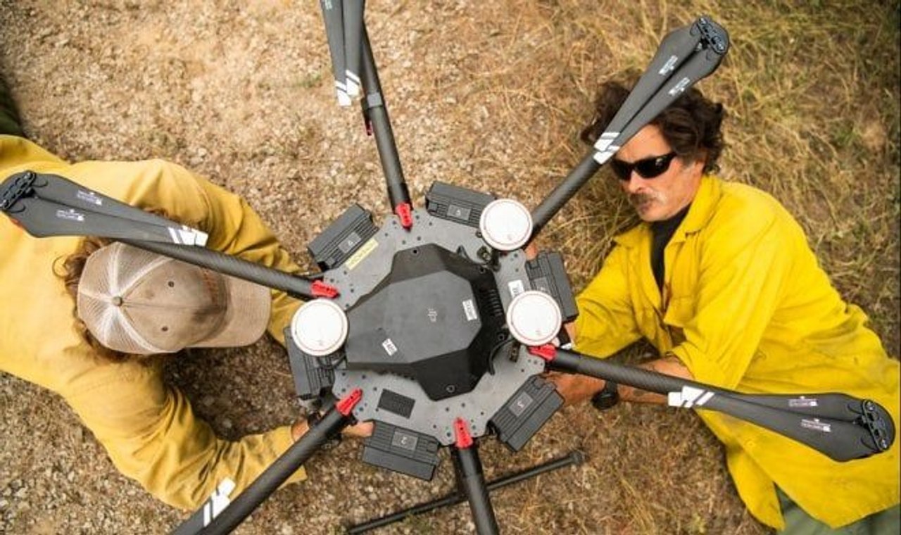 Пожарные США сражаются с огнем при помощи дронов-огнеметчиков