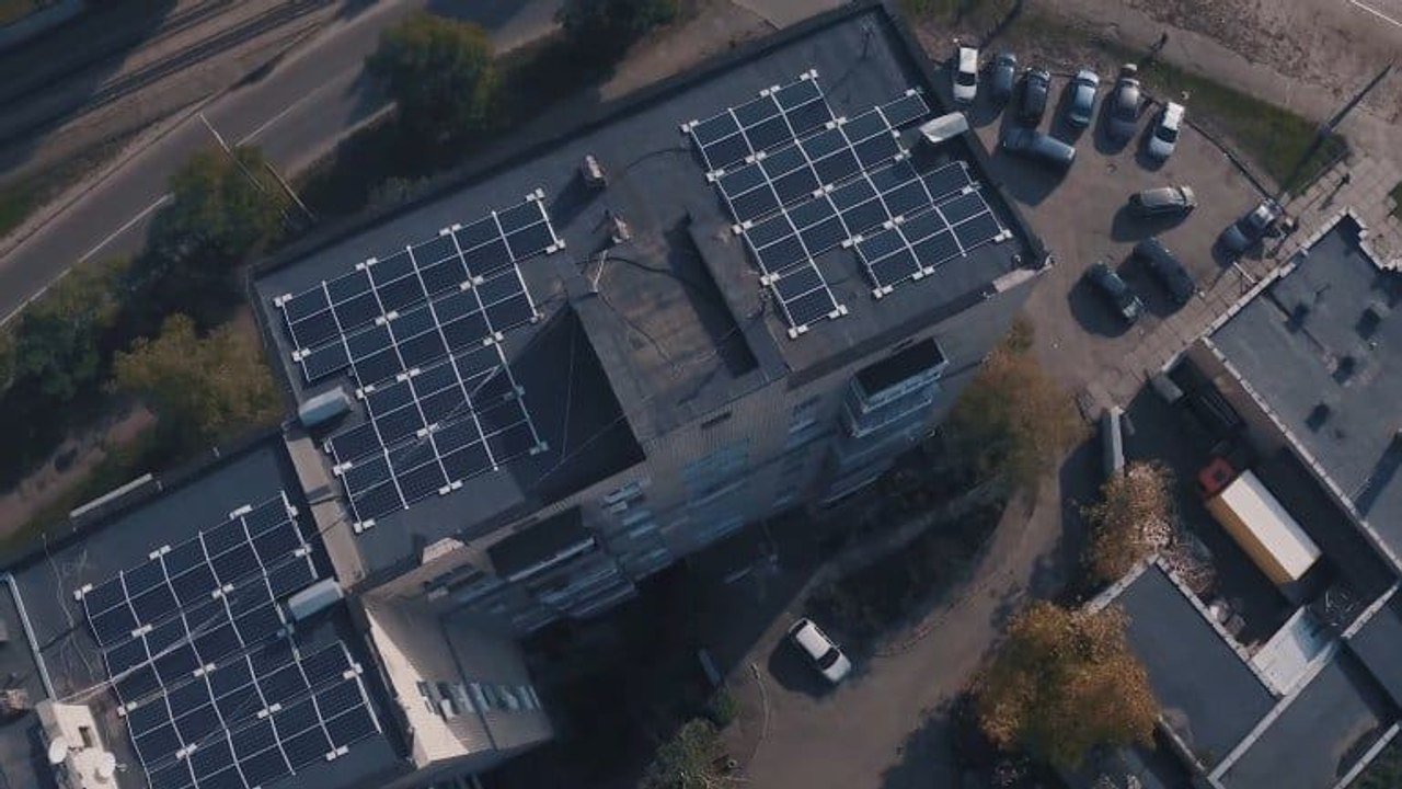 Киевскую многоэтажку на Троещине превратили в солнечную электростанцию