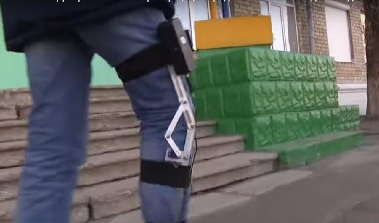 Школьник из Днепра изобрел способ заряжать телефон во время ходьбы