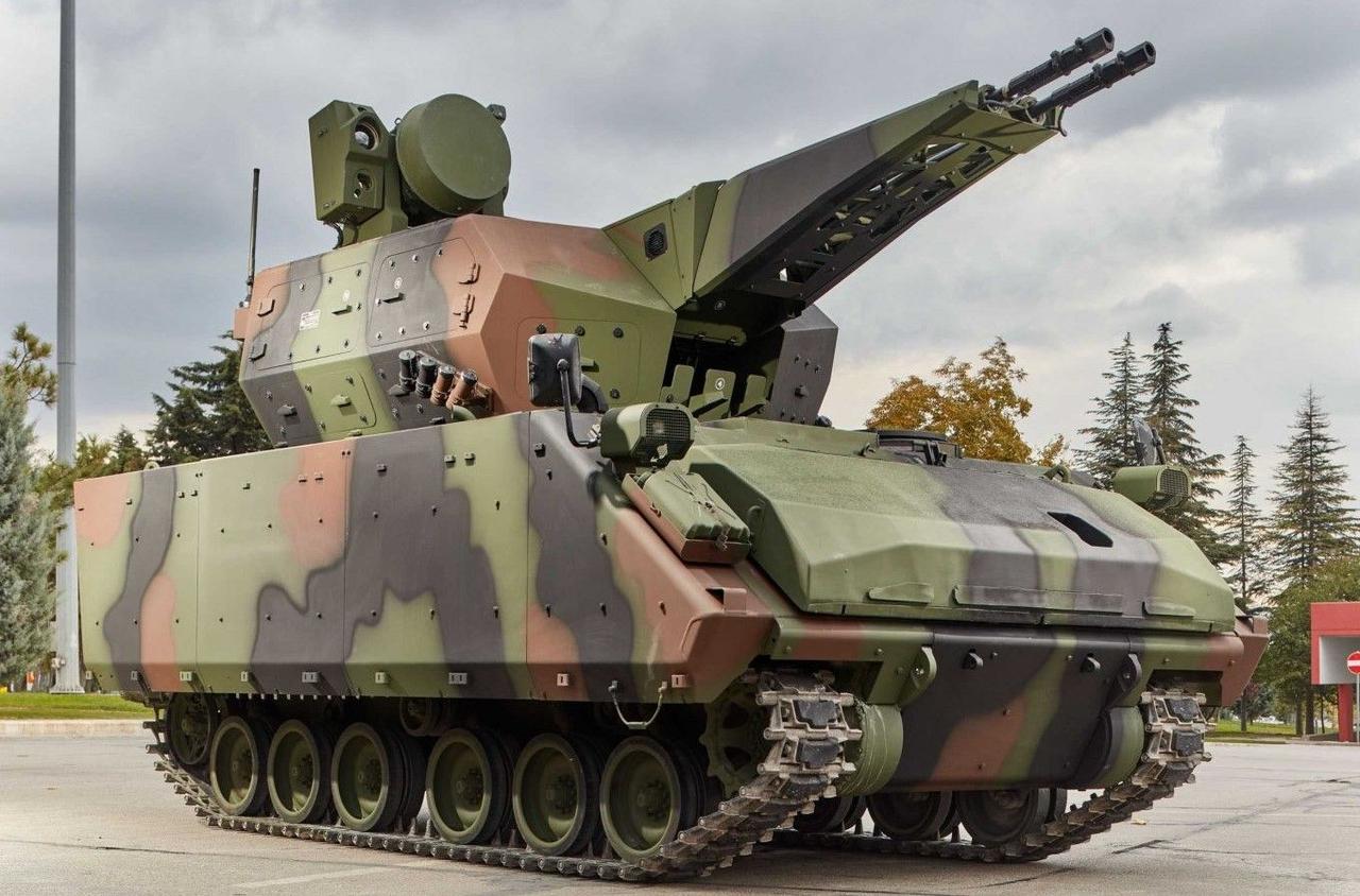 Korkut - самоходная зенитно-артиллерийская система, поражает воздушные цели противника на дальности 4000 м 