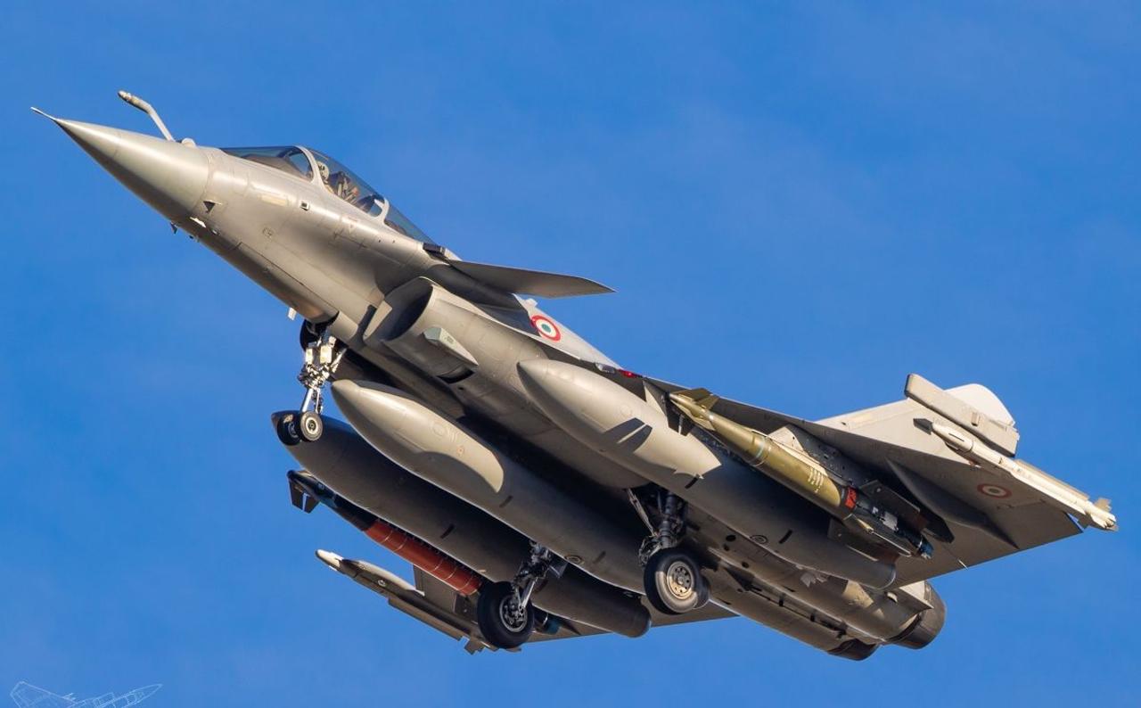 Франция испытала дальнобойную авиабомбу AASM 1000 массой 1000 кг для высокоточных ударов с истребителя Rafale