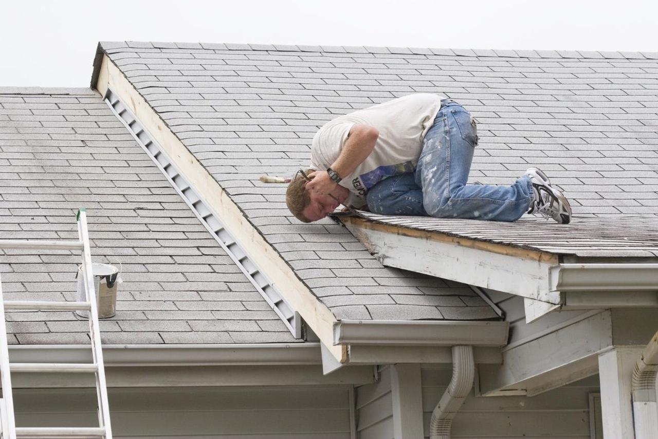 Почему в зимний период протекает крыша и какой ремонт нужен