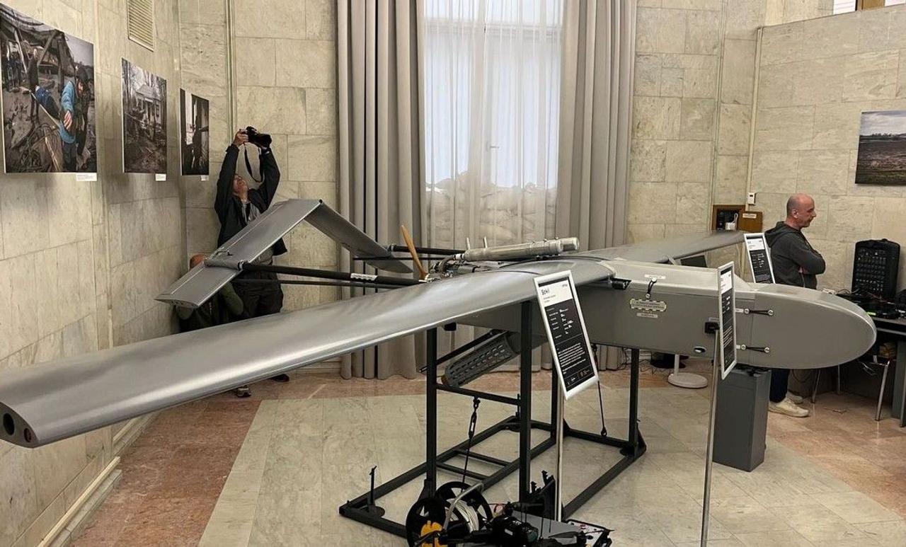 В Киеве представили украинский дальнобойный дрон FP-1, он способен доставлять до 120 кг взрывчатки на расстояние до 1600 км