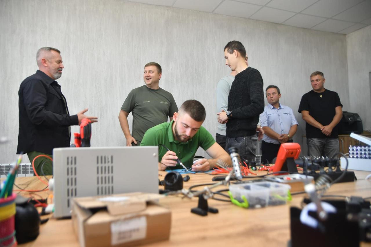 Одна зарядная станция KSEON 168, украинских разработчиков, может зарядить 56 телефонов, Starlink, квадрокоптер и рацию