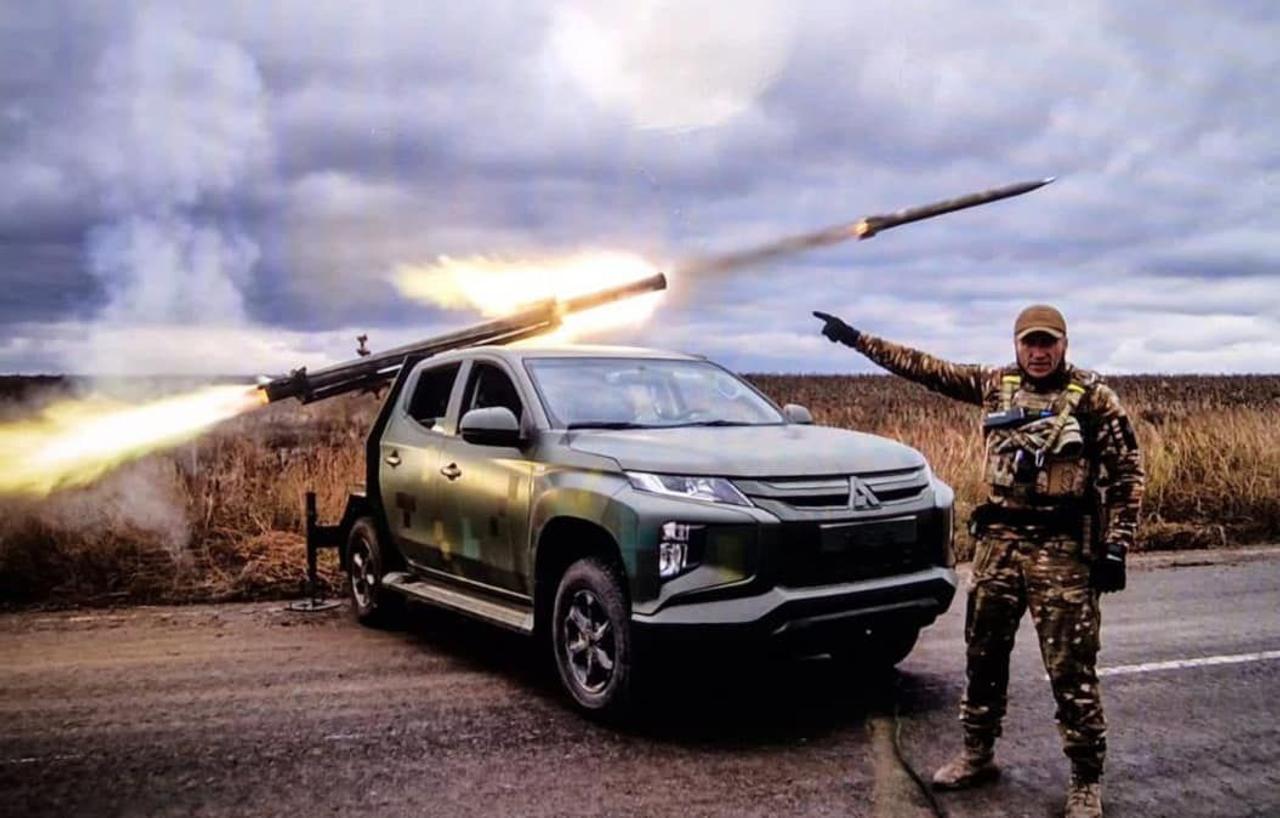 Украинские военные «из российского металлолома» создали РСЗО на базе пикапа Mitsubishi