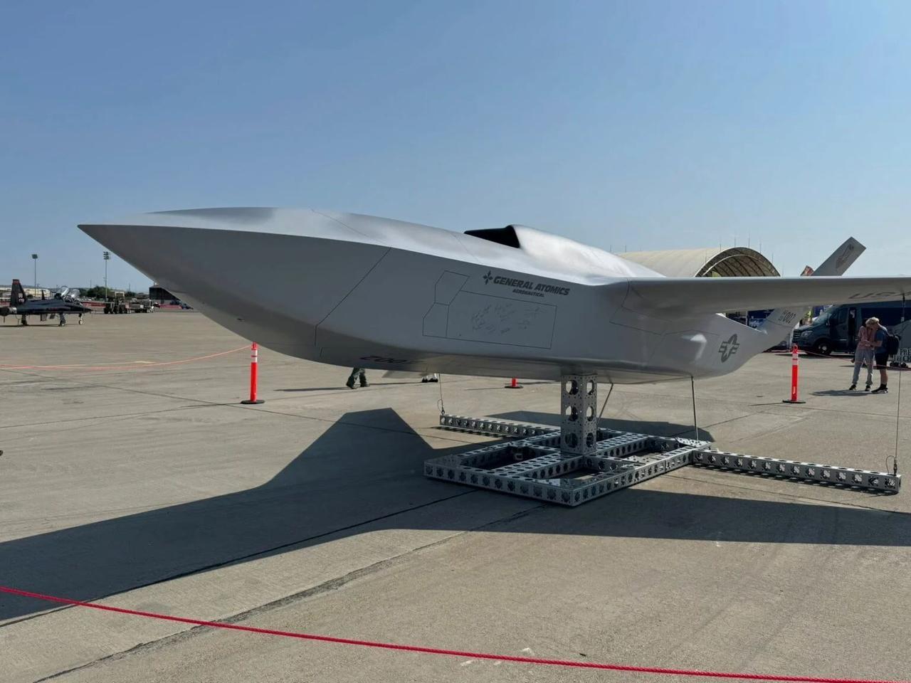 General Atomics и ВВС США представили беспилотник YFQ-42A для работы вместе с истребителями пятого поколения