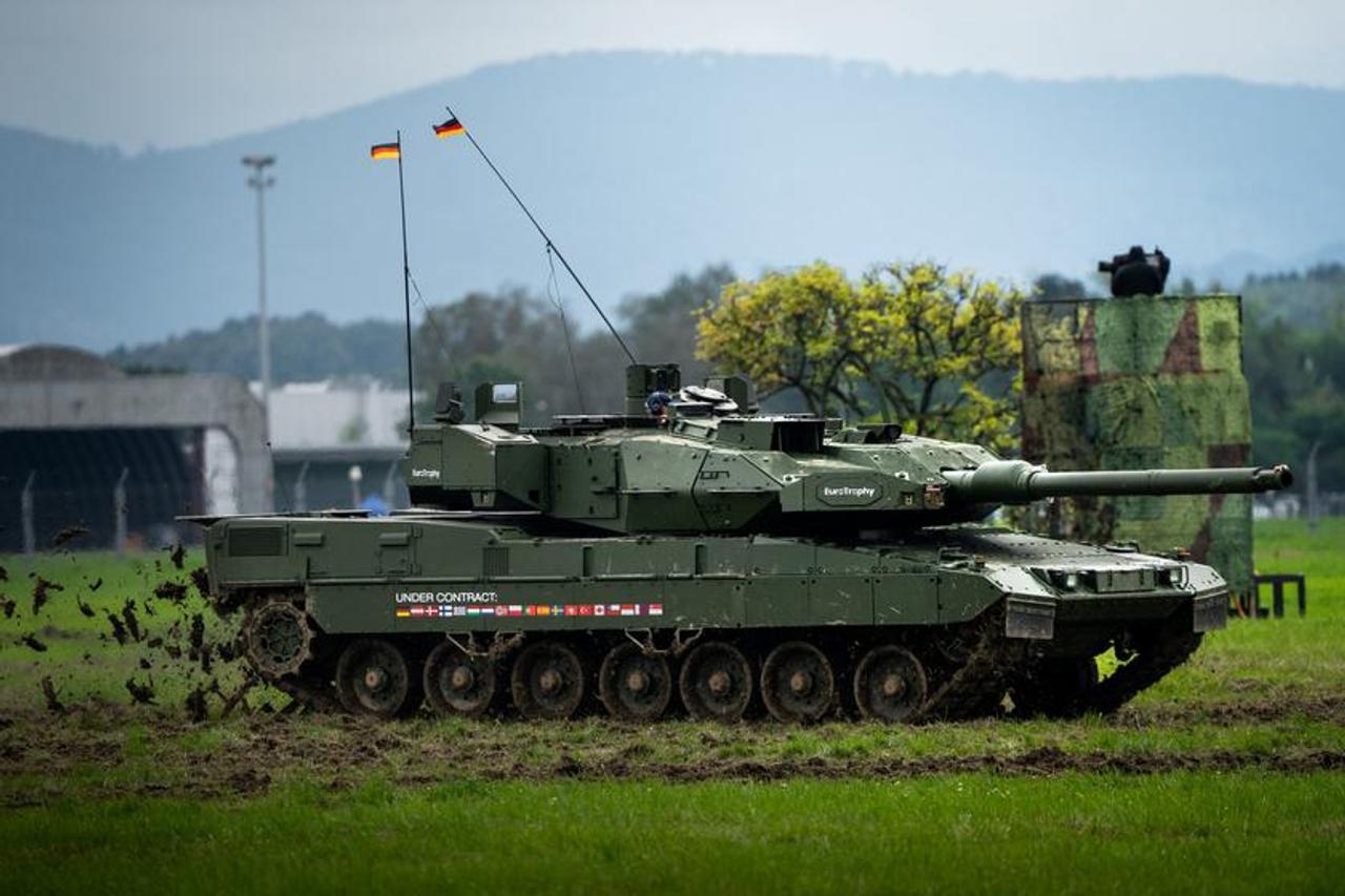 Немецкая компания Krauss-Maffei Wegmann показала новый танк Leopard 2A7 с израильской системой активной защиты Trophy ASP