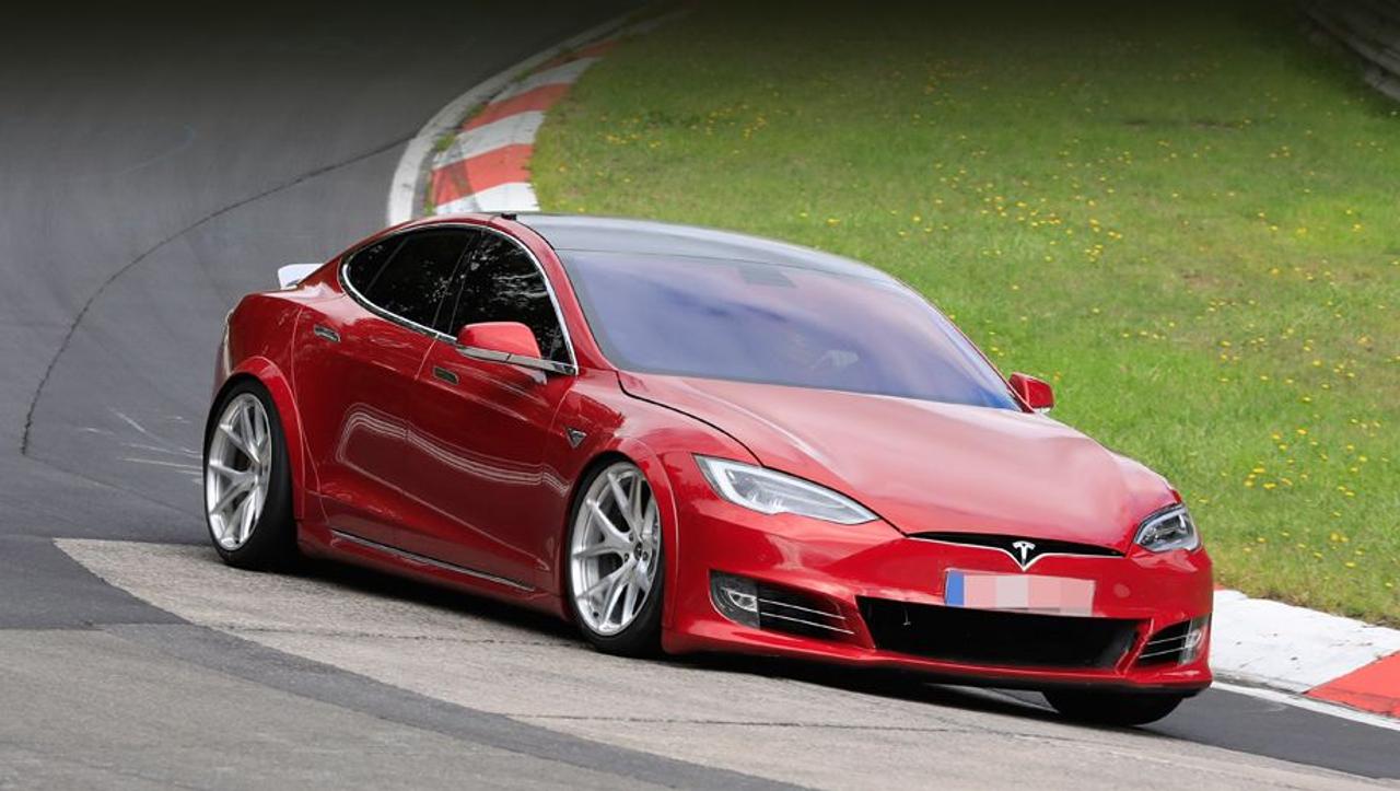 Tesla Model S побила рекорд Bugatti Chiron Sport, преодолев 402 метра за 9,247 секунды