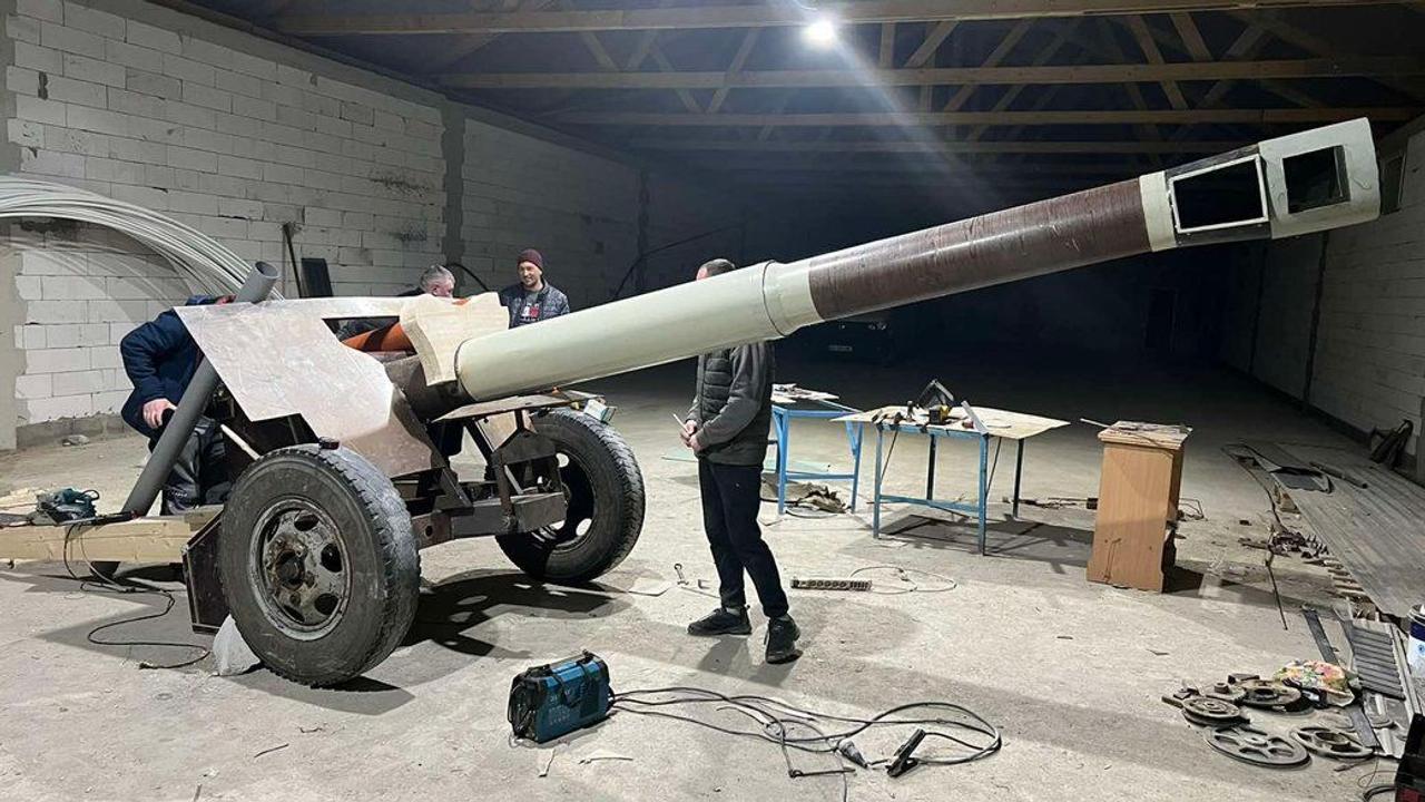 Закарпатские волонтеры сделали макет 152-мм гаубицы Д-20 для отвлечения огня противника