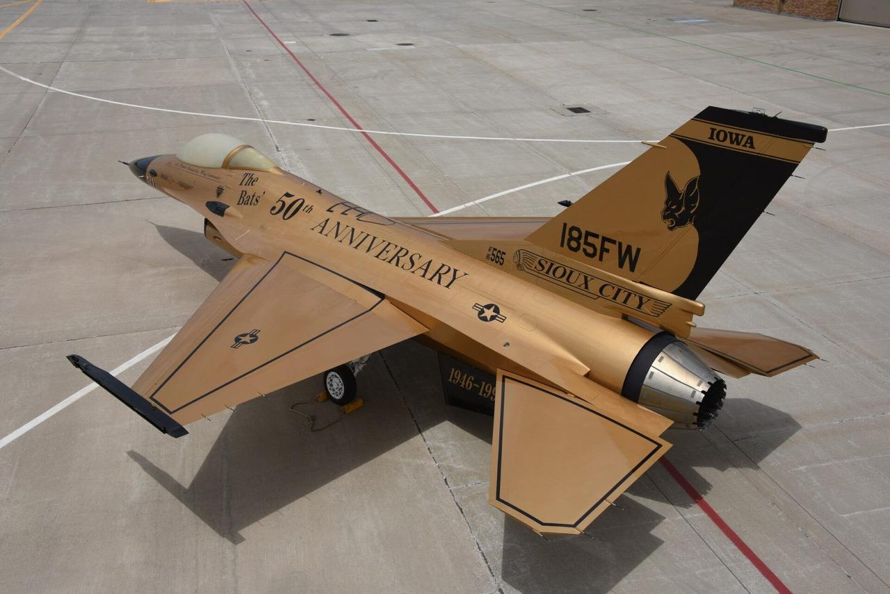 Национальная гвардия Айовы представила золотой реактивный самолет F-16