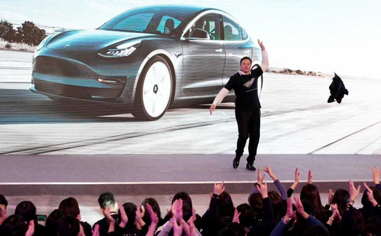 Tesla поставила заказчикам почти 1 миллион электромобилей в 2021 году