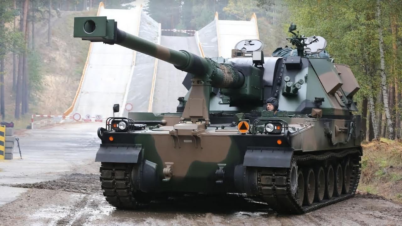 Польская 155-миллиметровая самоходная артиллерийская установка AHS Krab - дальность поражения 40 км