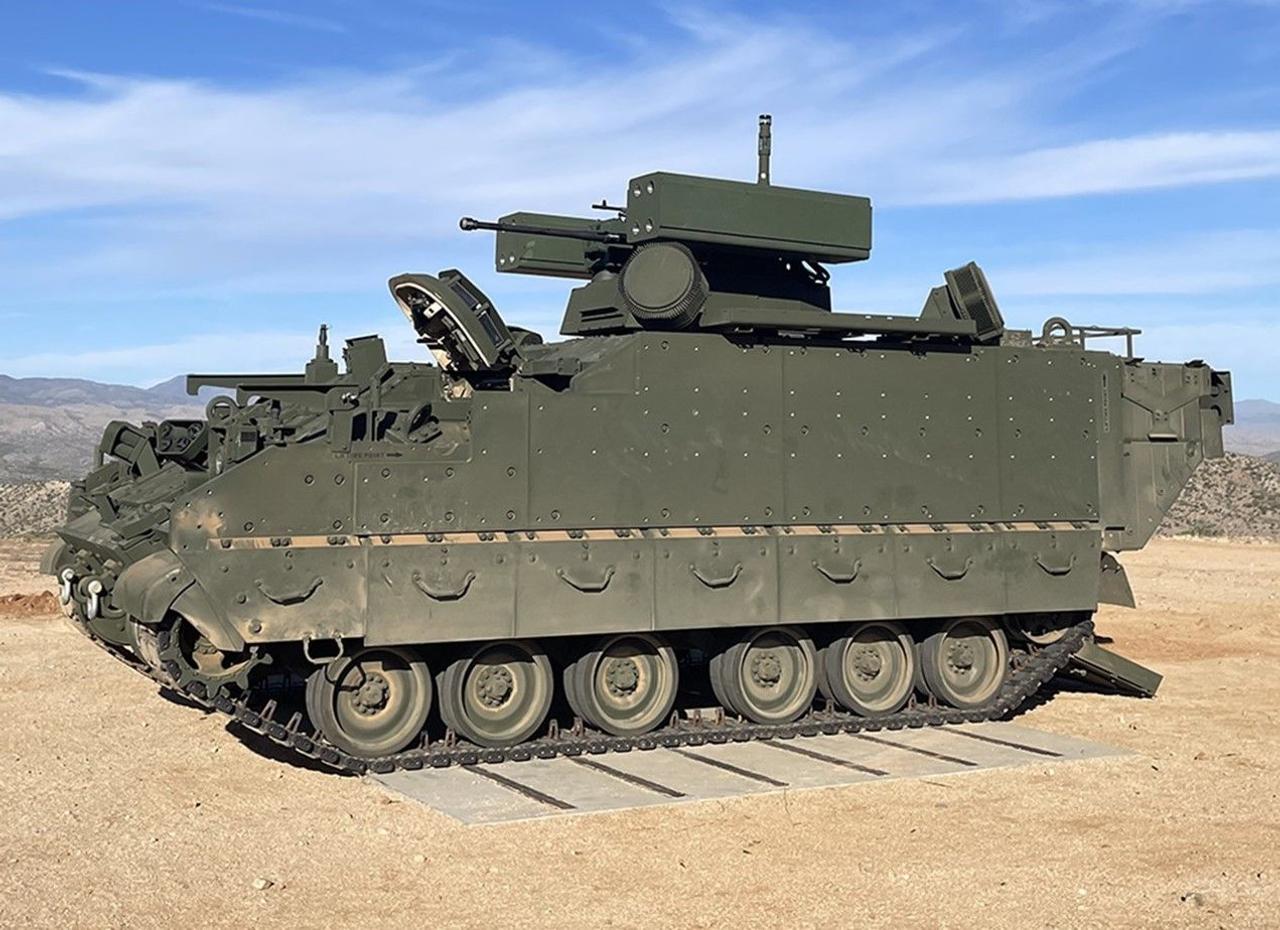 BAE Systems продемонстрировала возможности новой версии бронемашины AMPV с системой противодействия беспилотникам C-UAS
