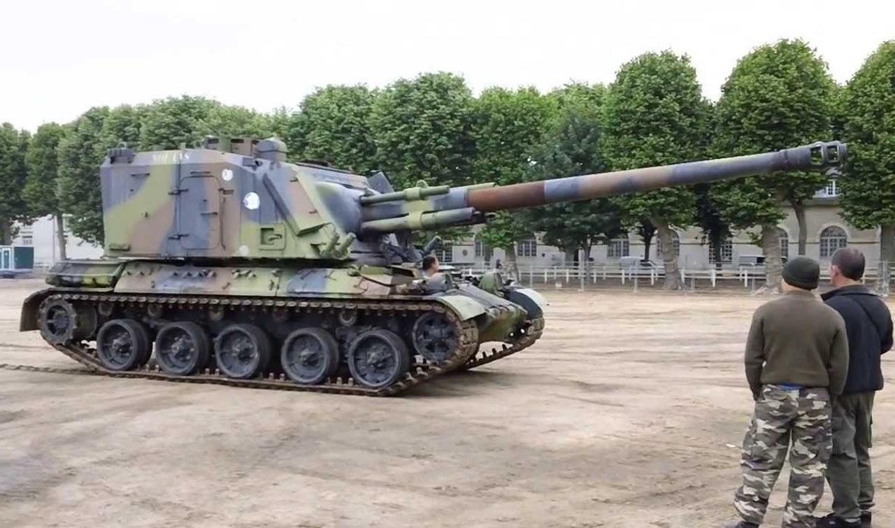 Французская самоходная гаубица AMX-30 AU-F1, максимальная дальность стрельбы реактивным снарядом 30 км 