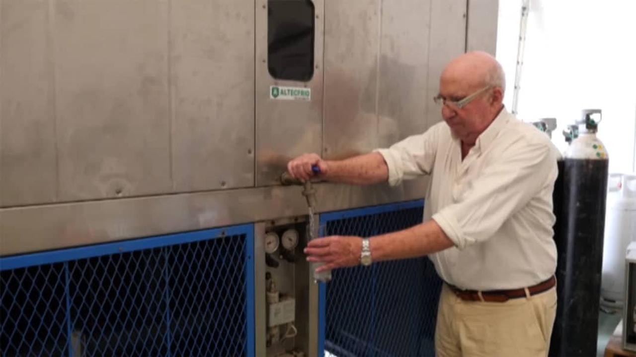 82-летний инженер разработал аппарат, извлекающий питьевую воду из воздуха