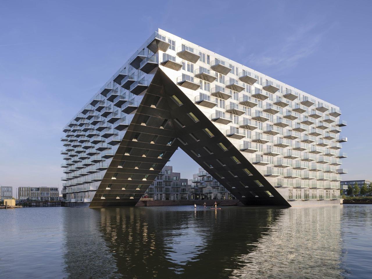 В центре Амстердама построили жилой квартал, плавающий в озере Эй Дже, с собственной гаванью внутри