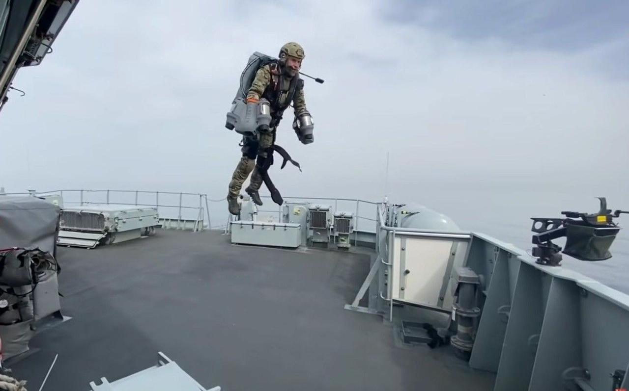 Летающий солдат уже реальность: реактивный ранец Gravity Jet Suit меняет тактику спецопераций 