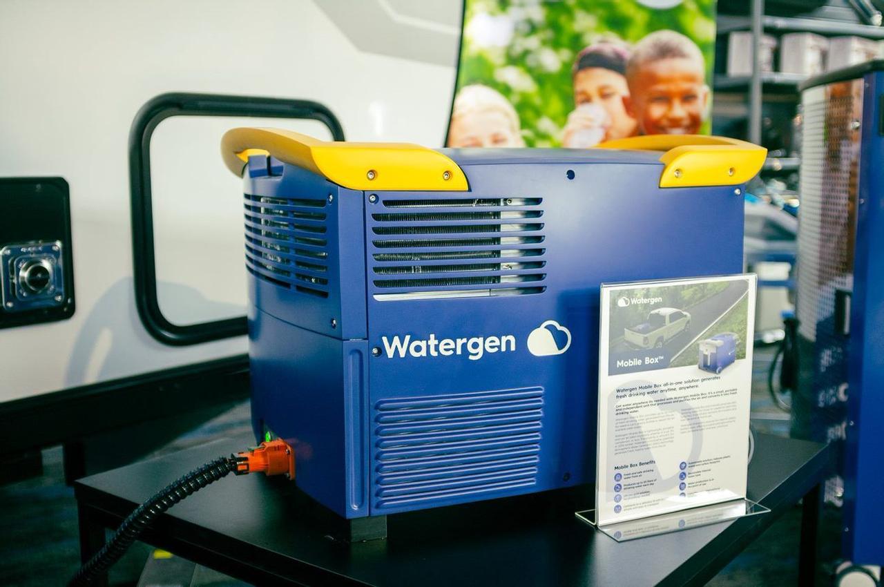 Мобильный генератор H2O способен извлечь 20 литров питьевой воды из воздуха в день