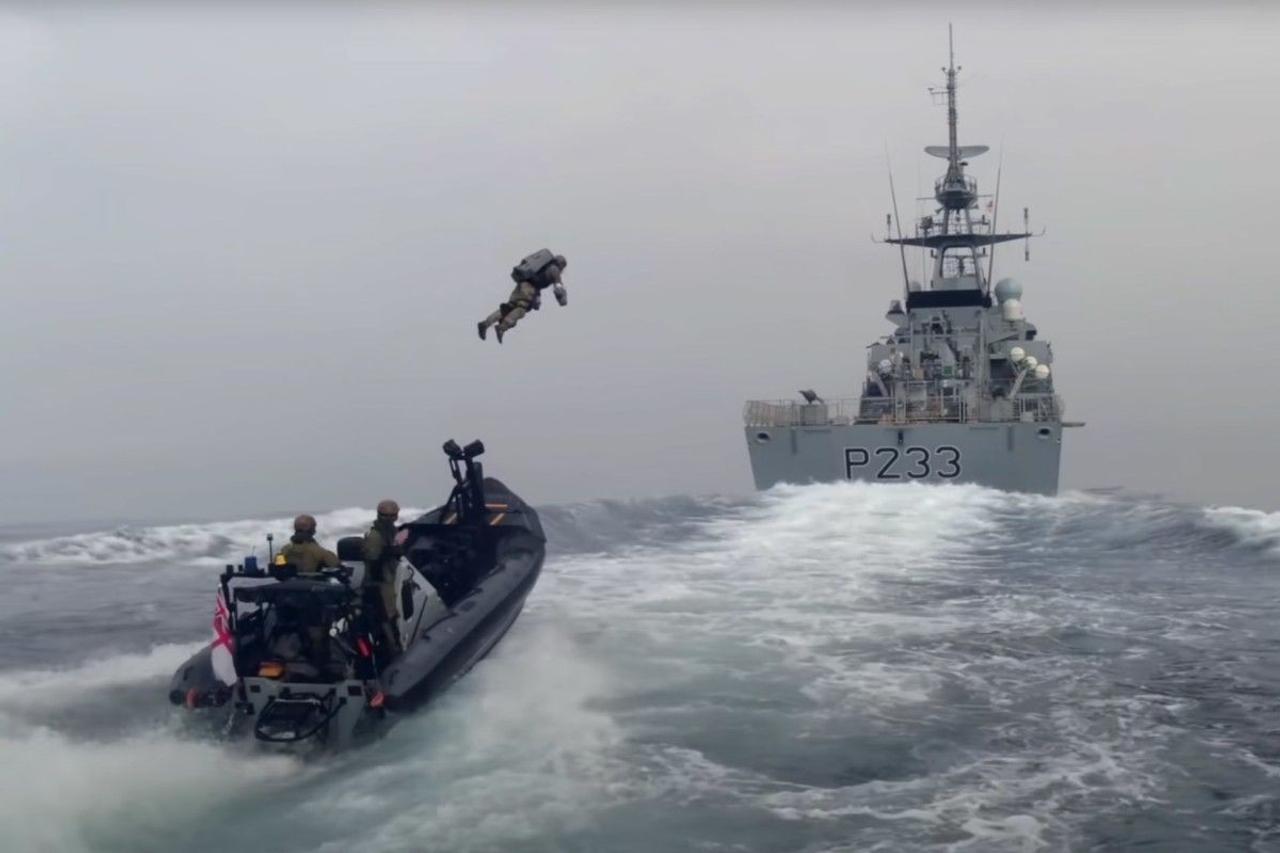 Морские пехотинцы Великобритании успешно протестировали реактивный костюм Gravity