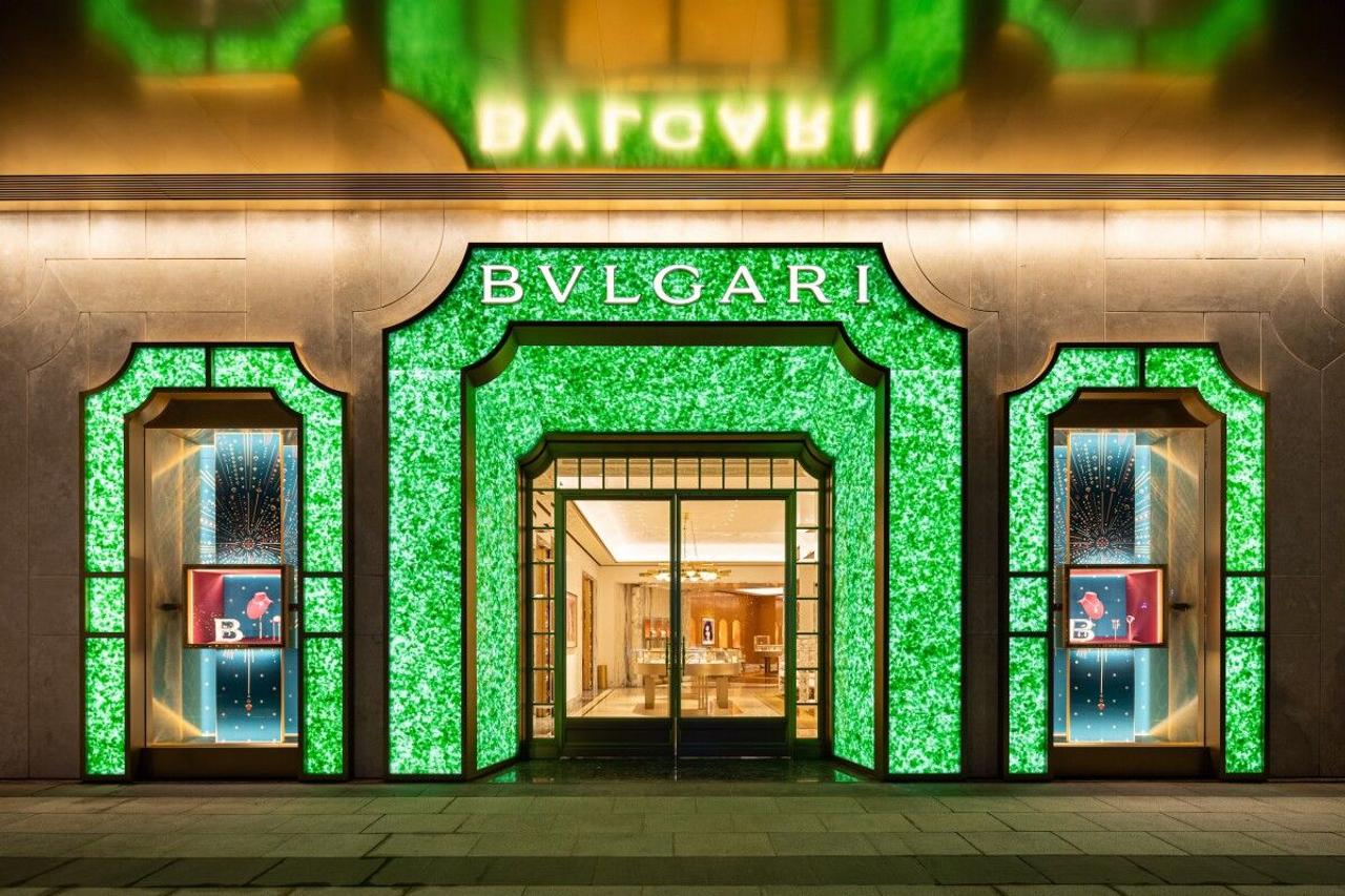 Фасад магазина Bulgari Shanghai сделали из переработанных стеклянных бутылок, которые были расплавлены и спрессованы в панели