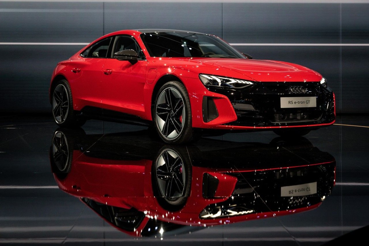 Audi представила полностью электрический седан e-tron GT Performance