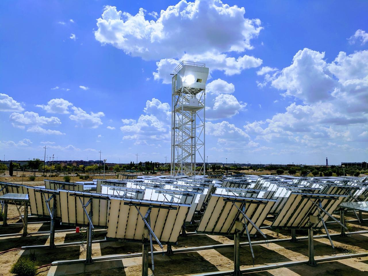 Башня на солнечной энергии производит реактивное топливо с использованием воды, углекислого газа и солнечного свет