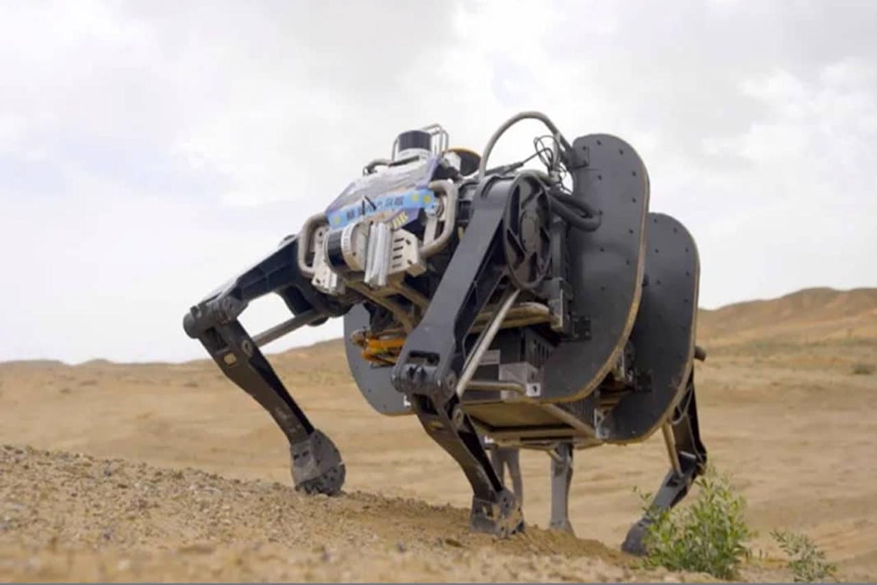 Китай разработал крупнейшего в мире четвероногого бионического робота для военных миссий