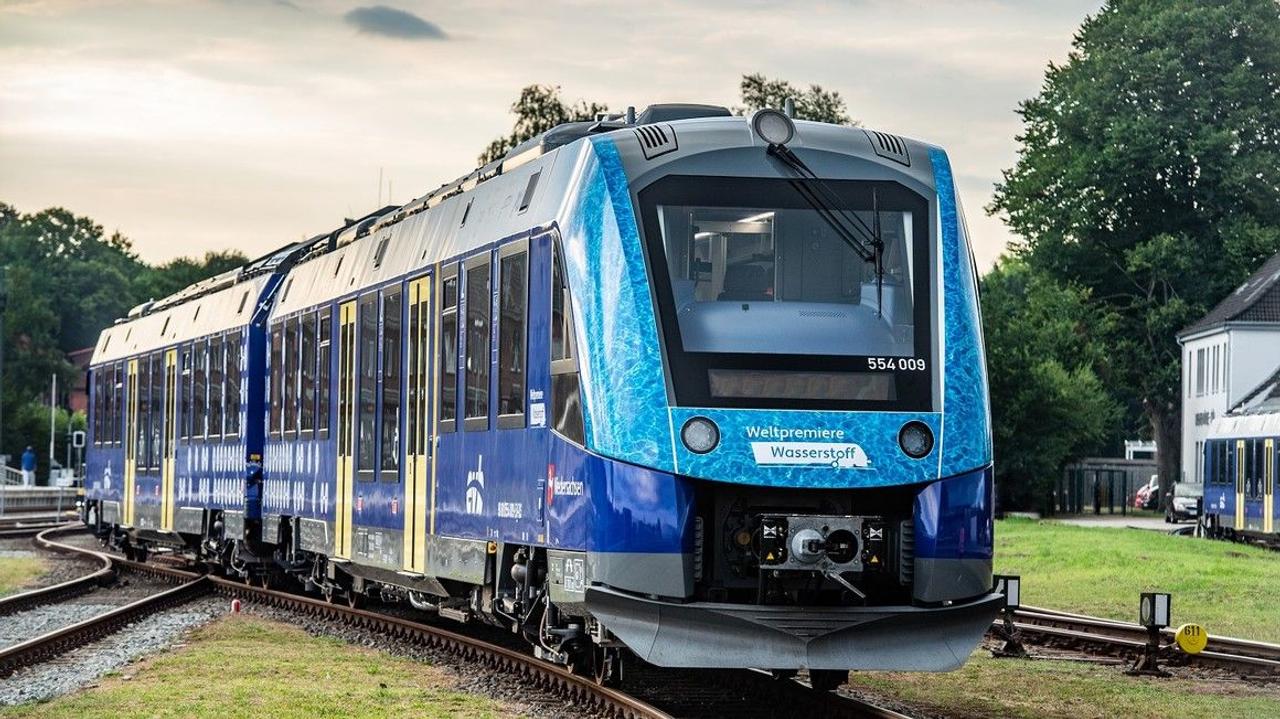 В Германии запустили первый в мире пассажирский поезд работающий на 100% водороде