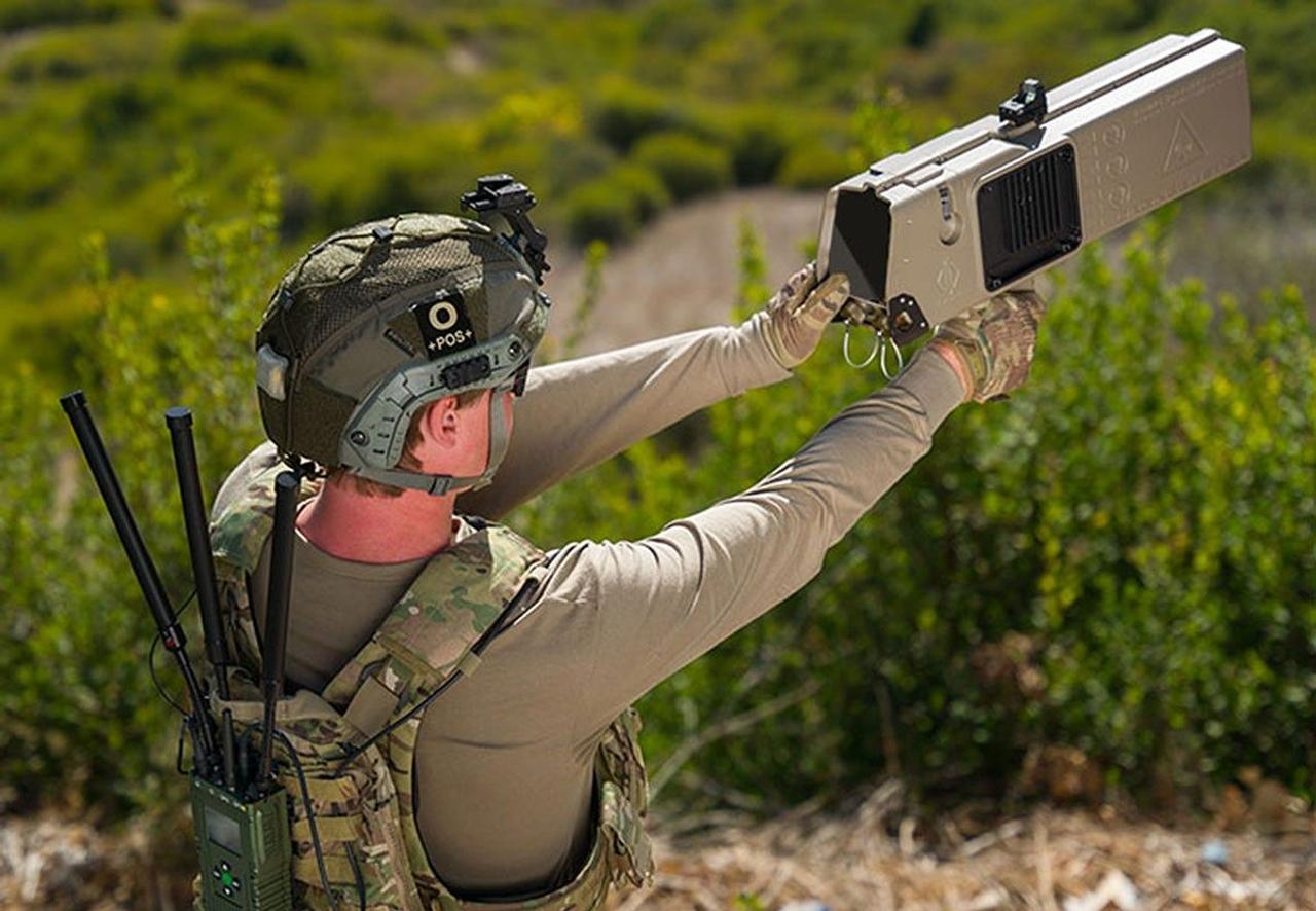 Американская антидроновая винтовка DroneBuster захватывает и берёт под контроль вражеские дроны