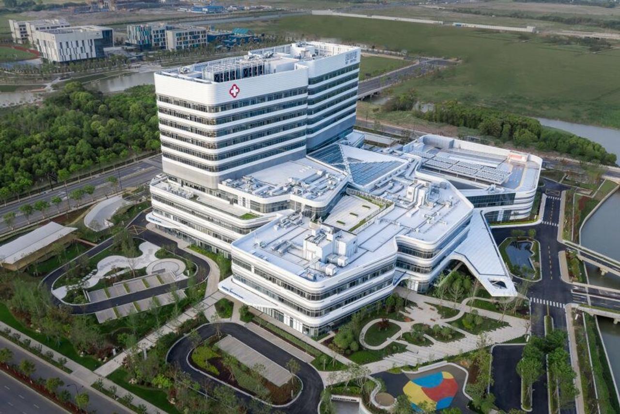 Китайская больница Jiaxing Kaiyi создана в духе биофильного дизайна