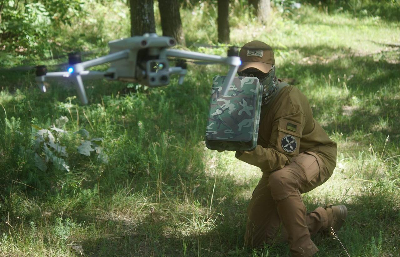 Украинские воины с помощью антидроновой системы «Оберіг» "садят" дроны-камикадзе