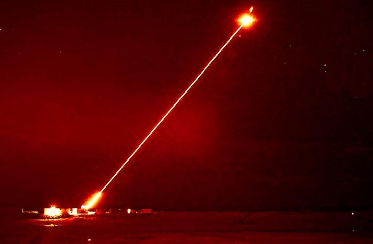 Военные Великобритании впервые показали применение лазерного оружия DragonFire, поразив воздушные цели