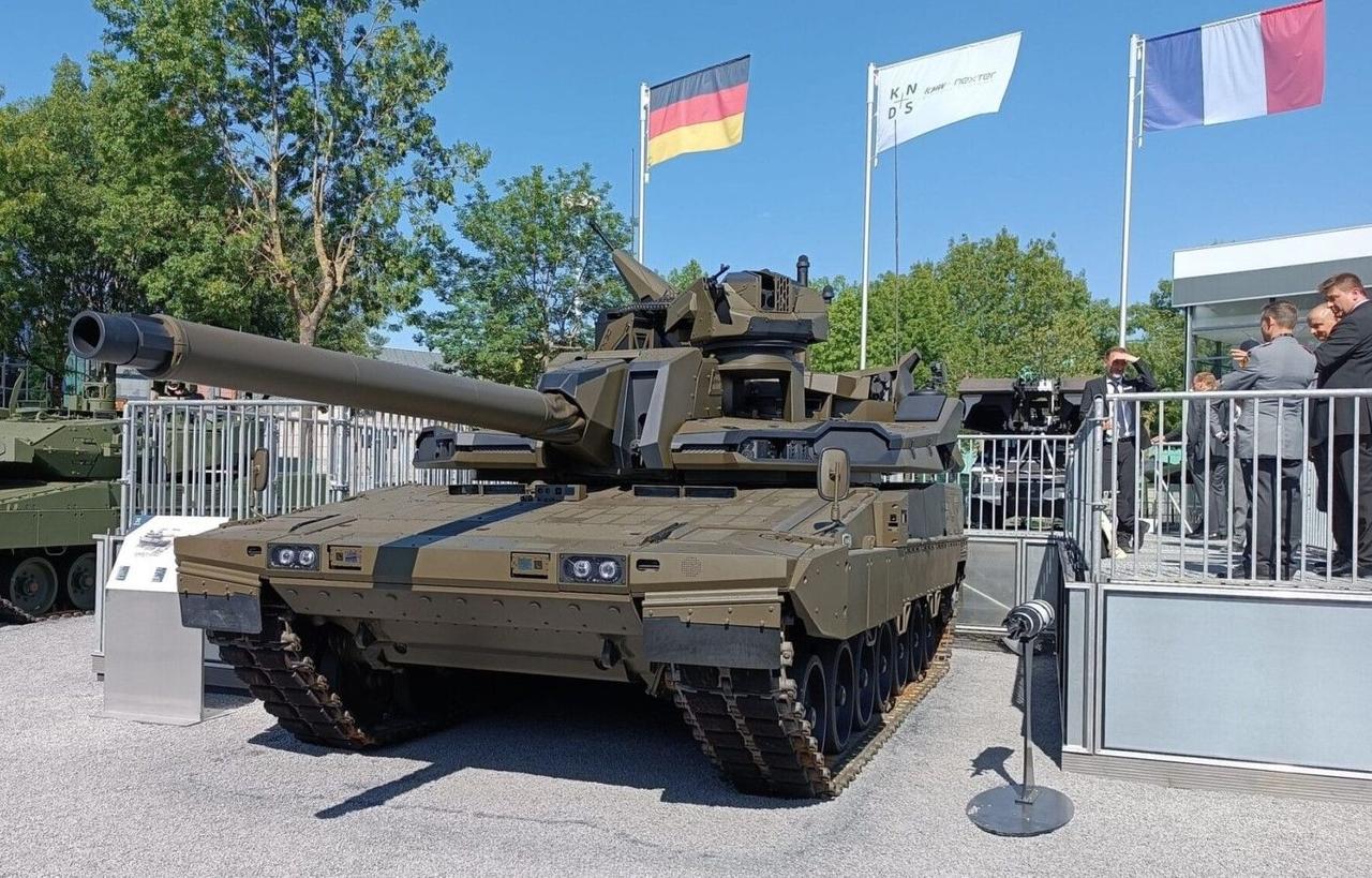 Новый боевой танк EMBT-ADT 140 оснащен 140-мм пушкой AscalonR, спаренной 102-мм пушкой, а также дистанционно управляемым боевым модулем RCWS 