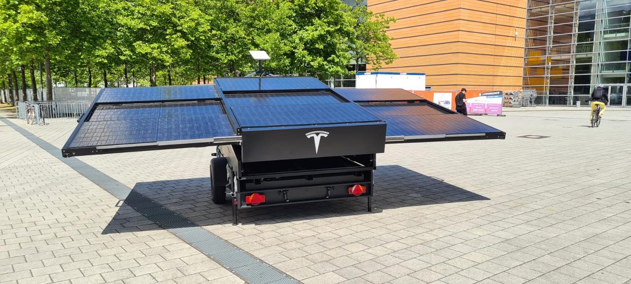 Tesla представила солнечный трейлер с интернет-терминалом SpaceX Starlink