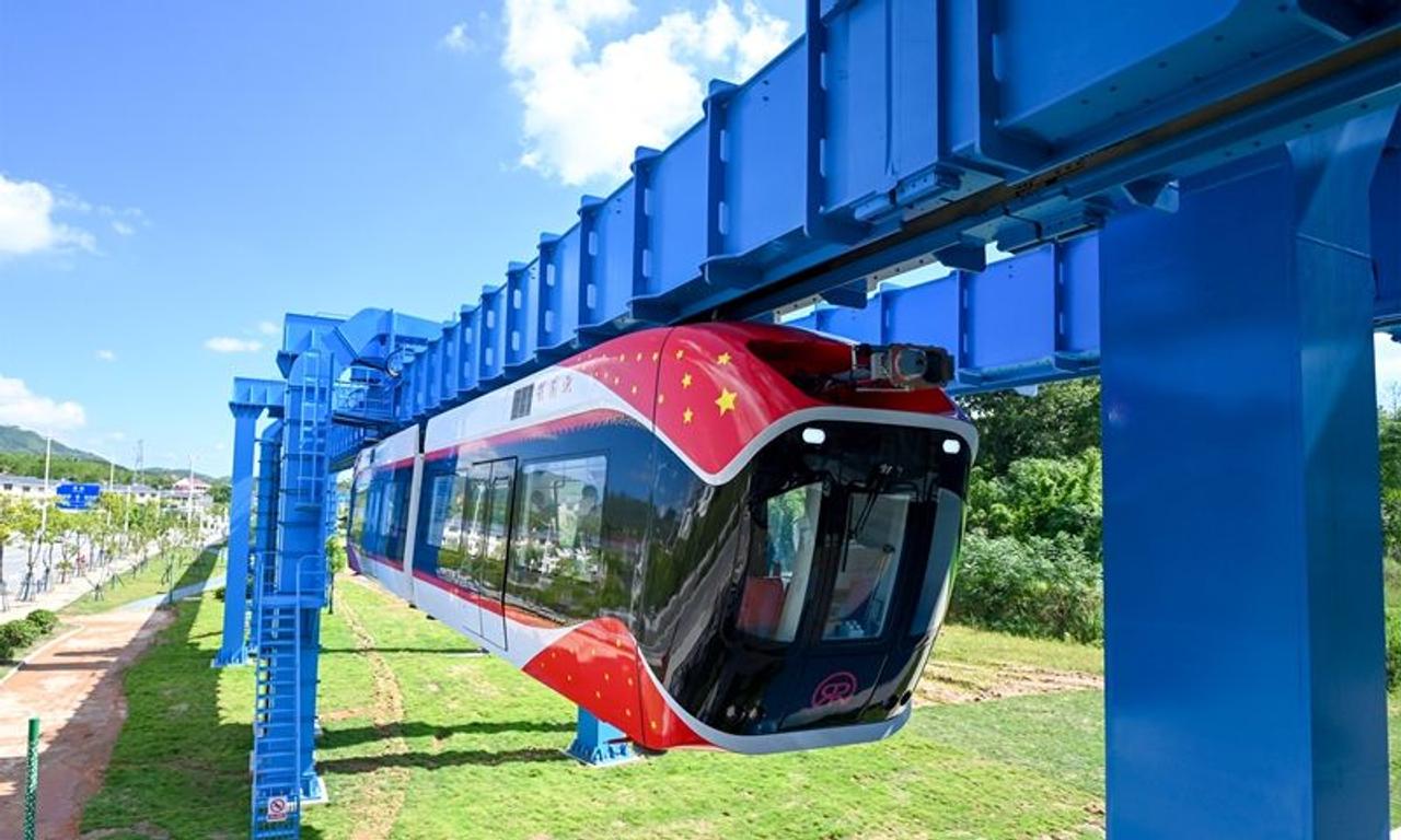 Китай запустил первый в мире «небесный поезд» на магнитной подвеске, который парит в воздухе с помощью постоянных магнитов