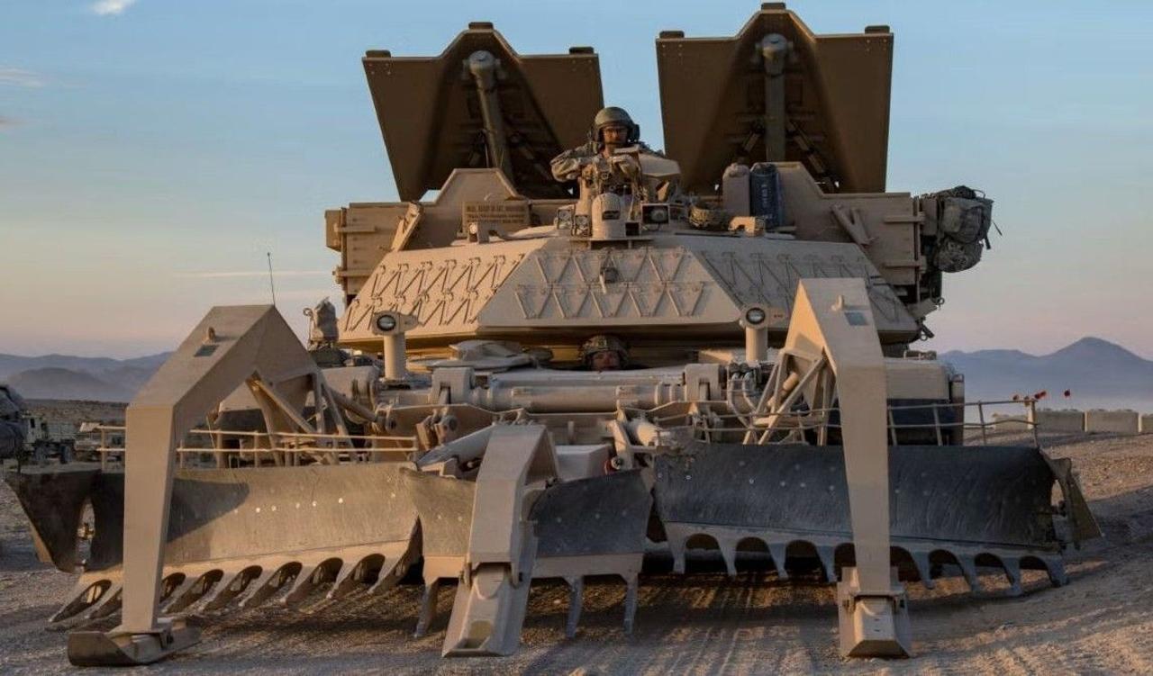 M1150 Assault Breacher Vehicle: бронированная инженерная машина для прорыва минных полей и укреплённых рубежей противника