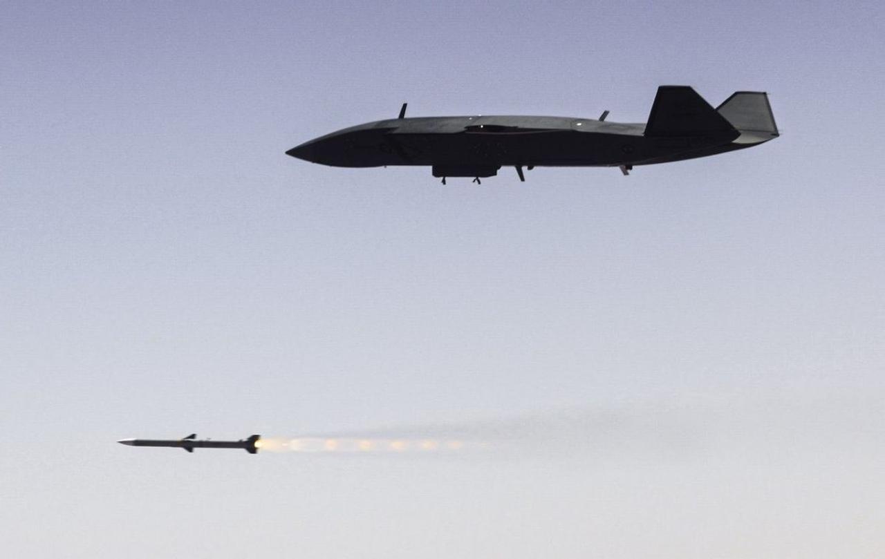 Боевой реактивный беспилотник MQ-28 Ghost Bat впервые сбил воздушную цель ракетой AIM-120 AMRAAM