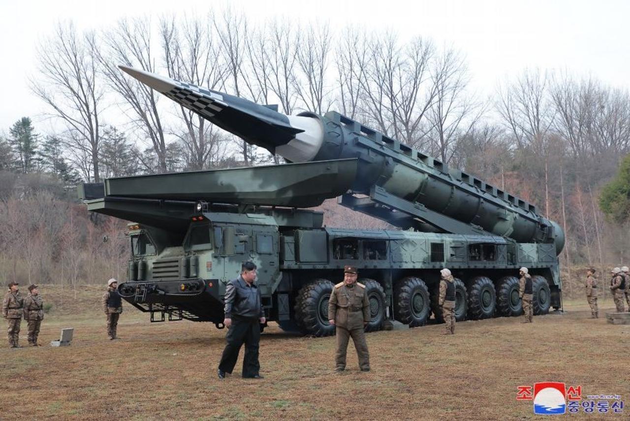 Северная Корея провела испытания новейшей твердотопливной баллистической ракеты с клиновидным гиперзвуковым планирующим ракетным двигателем