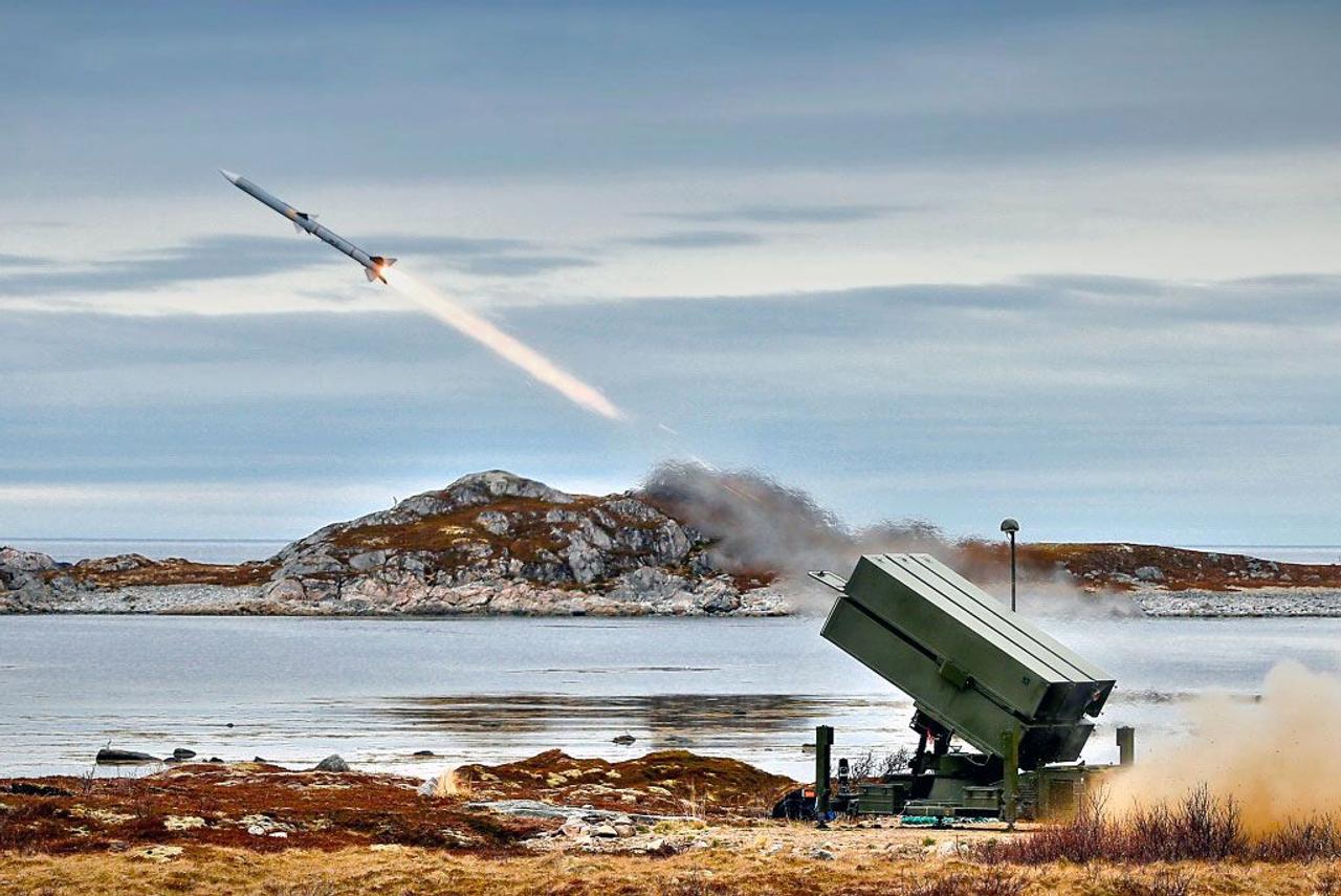 Норвежский зенитно-ракетный комплекс NASAMS способен выпустить 54 ракеты по разным целям в течение 12 секунд