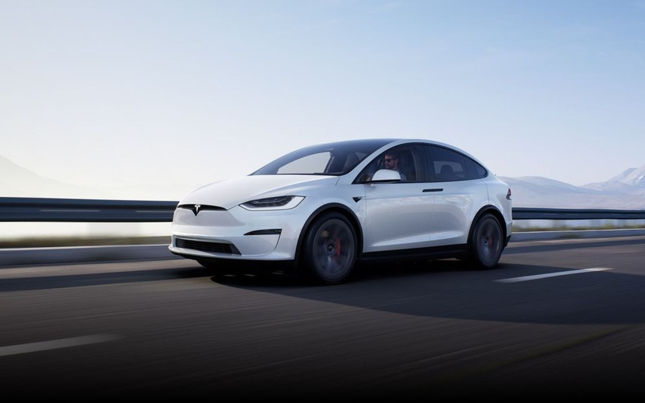 Tesla представила обновленную Model S с новым интерьером и дальностью пробега 835 км