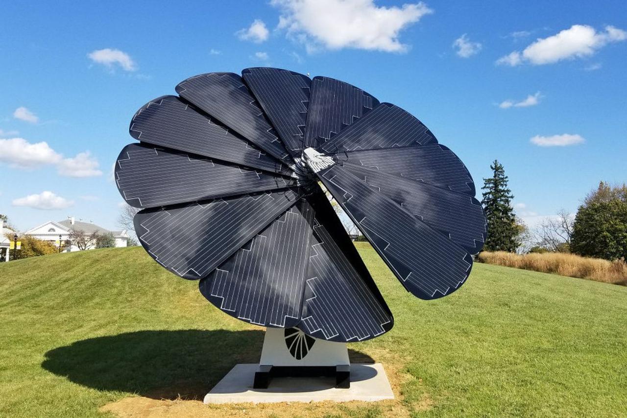 Солнечная станция, похожая на подсолнух, отслеживает солнце и производит на 40% больше энергии, чем обычные панели