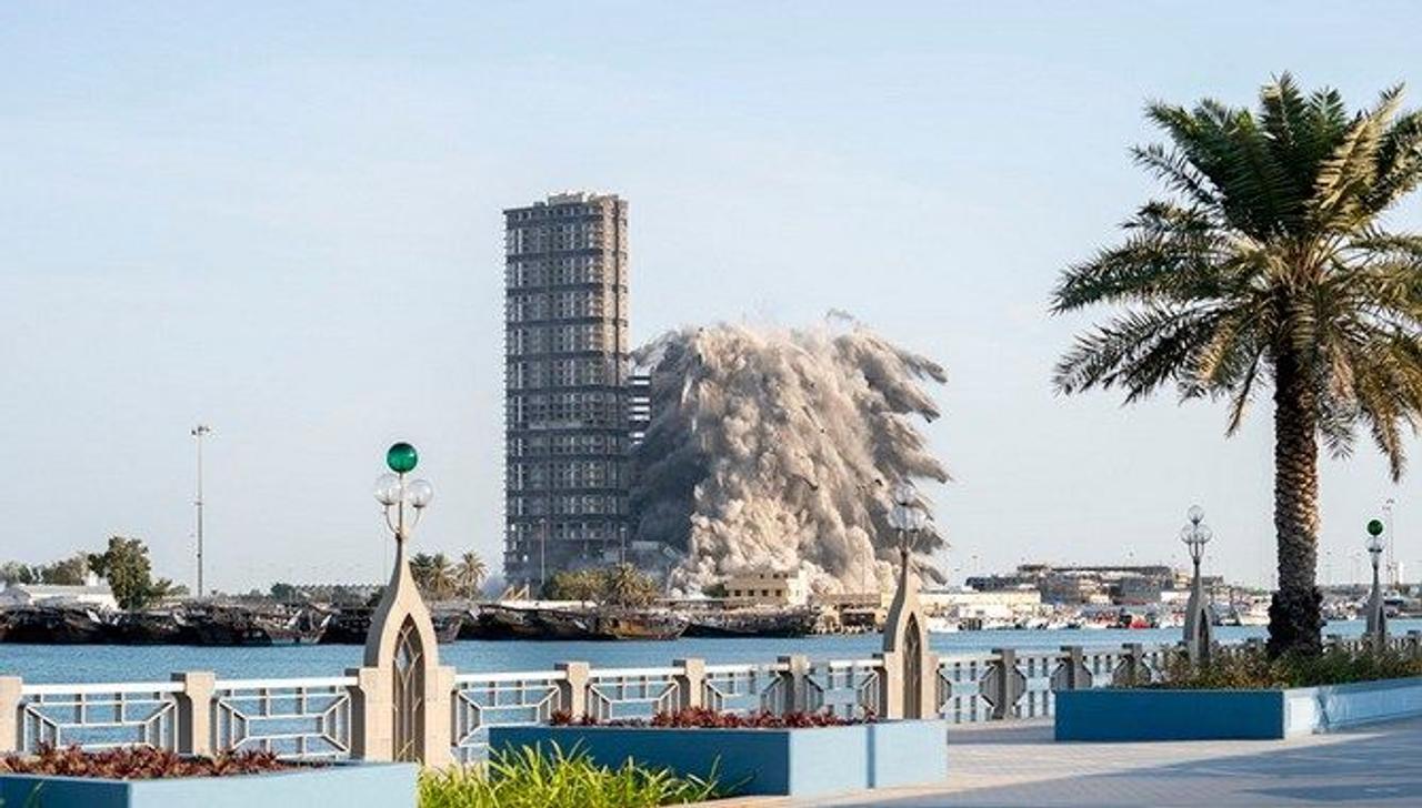 В Абу-Даби, с помощью контролируемого взрыва, всего за 10 секунд снесли высотный комплекс башен Mina Plaza