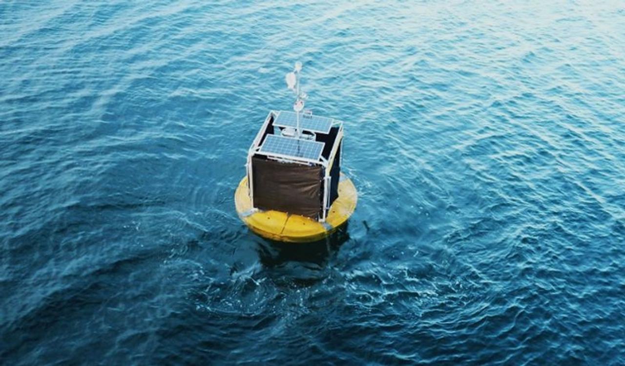 Плавающая установка на основе обратного осмоса превращает морскую воду в питьевую благодаря силе волн и солнцу