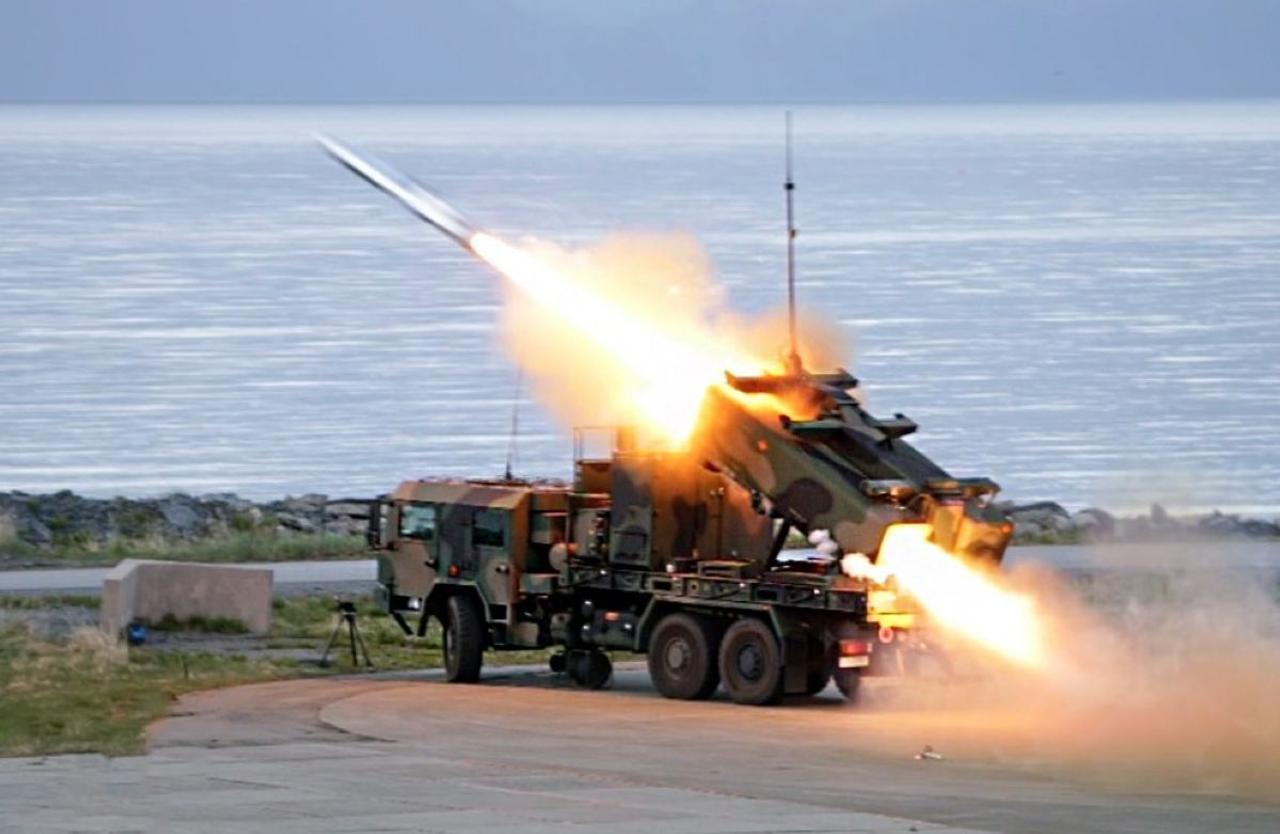 Комплекс NSM использует малозаметную ракету и мобильные пусковые установки, обеспечивая точные удары на дальности более 180 км