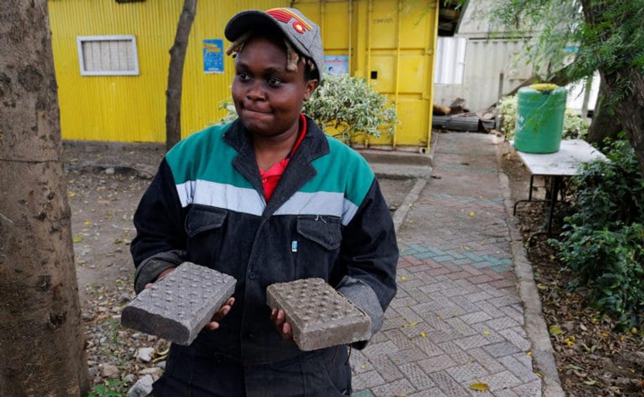 Кенийский предприниматель превращает пластиковые отходы в кирпичи, которые прочнее бетона