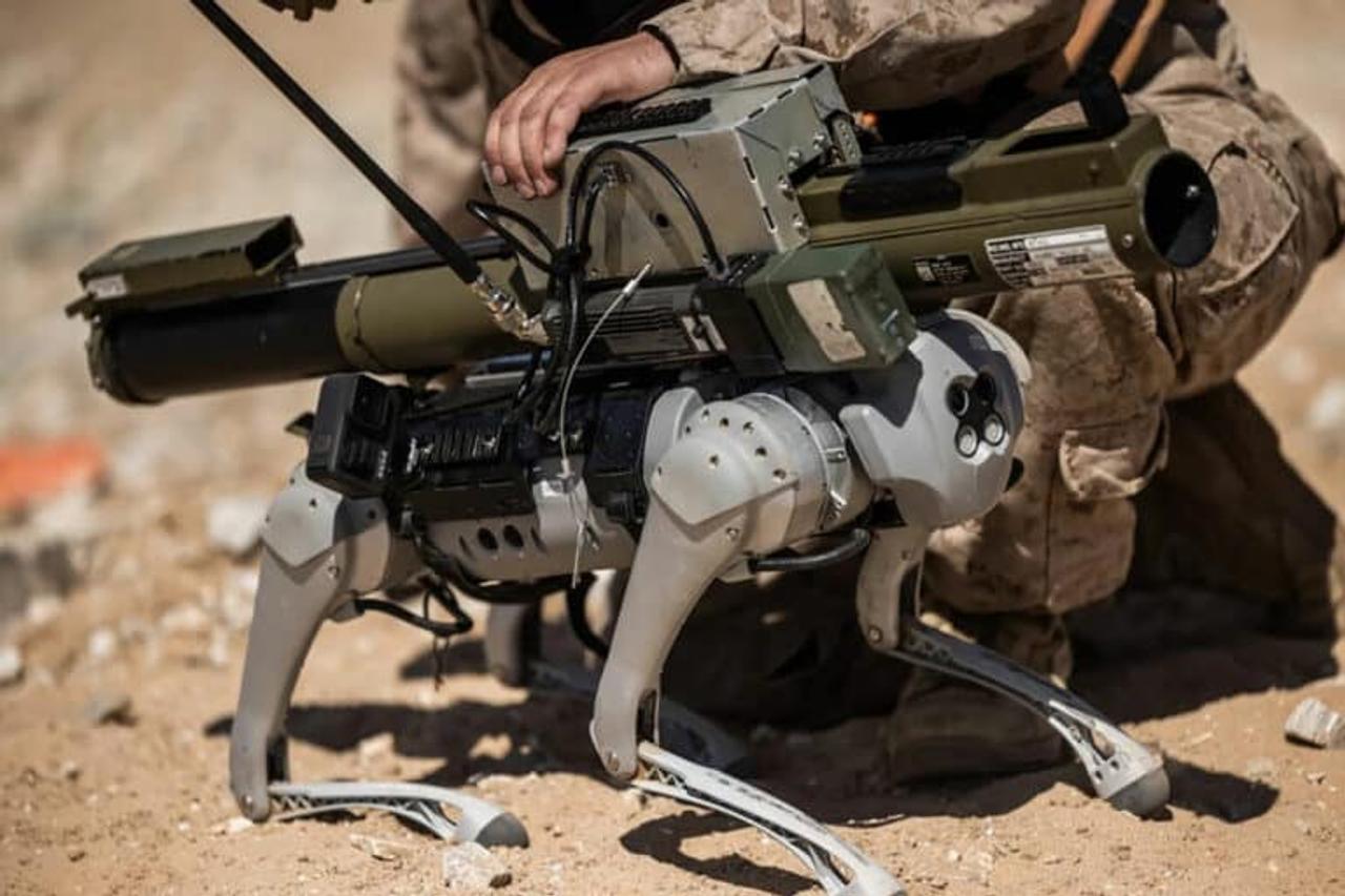 Морские пехотинцы США установили ракетную установку M72 на робота-собаку для оценки возможностей применения в бою